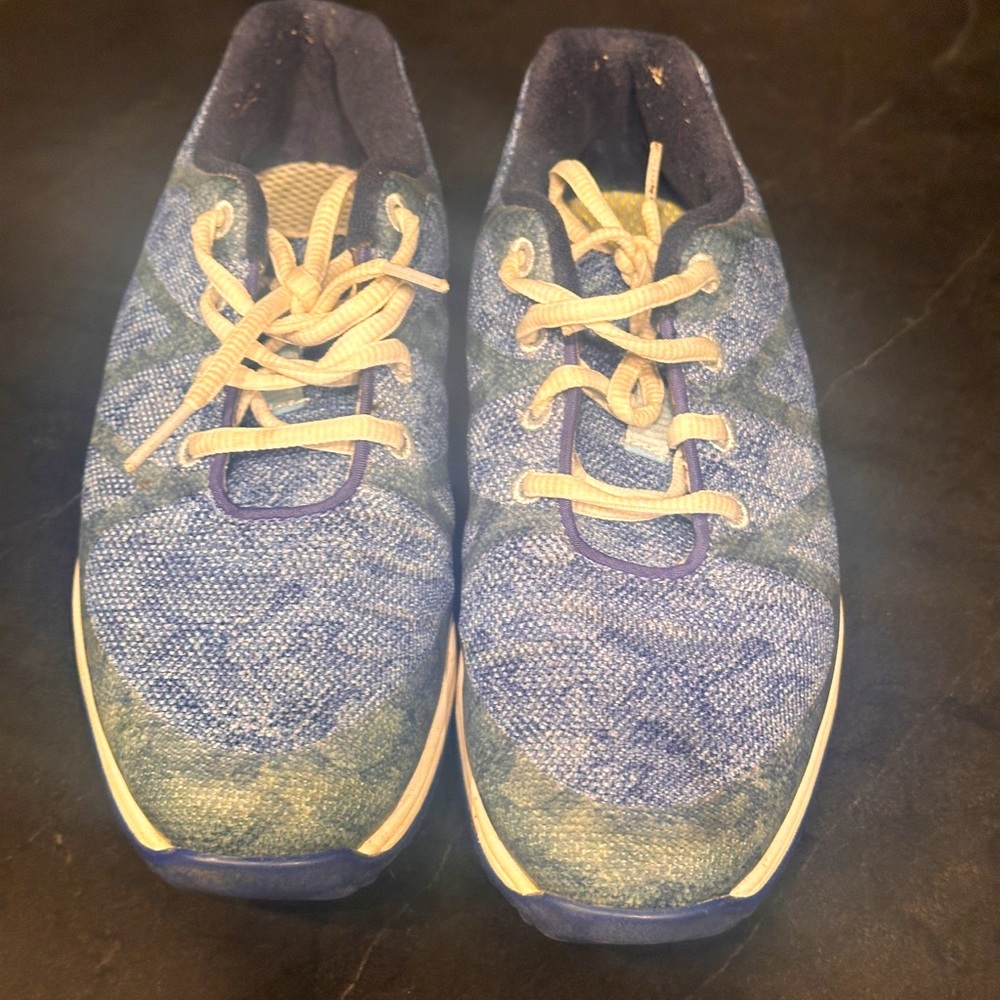 Foot Joy women’s size 6 golf shoes in great condition